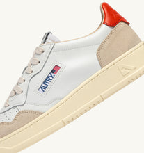 Charger l'image dans la galerie, Autry Sneakers Medalist 01 Low Leather Suede Pumpkin LS19