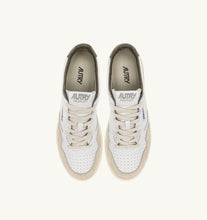 Charger l'image dans la galerie, Autry Sneakers Medalist 01 Low Suede Match Green MA11