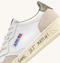 Charger l'image dans la galerie, Autry Sneakers Medalist 01 Low Suede Match Green MA11
