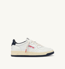Charger l&#39;image dans la galerie, Autry x Maison Kitsuné Sneakers Medalist 01 Low Leather White Navy