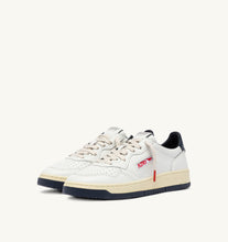 Charger l&#39;image dans la galerie, Autry x Maison Kitsuné Sneakers Medalist 01 Low Leather White Navy