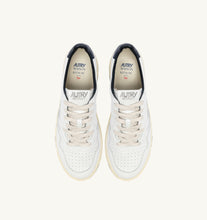 Charger l&#39;image dans la galerie, Autry x Maison Kitsuné Sneakers Medalist 01 Low Leather White Navy
