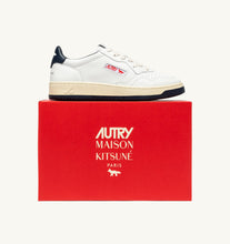 Charger l&#39;image dans la galerie, Autry x Maison Kitsuné Sneakers Medalist 01 Low Leather White Navy