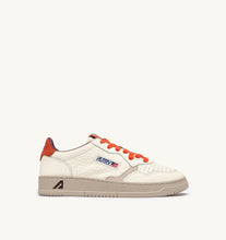 Charger l'image dans la galerie, Autry Sneakers Medalist 01 Low Leather Suede Pumpkin NE17