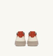 Charger l'image dans la galerie, Autry Sneakers Medalist 01 Low Leather Suede Pumpkin NE17