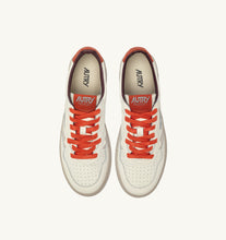 Charger l'image dans la galerie, Autry Sneakers Medalist 01 Low Leather Suede Pumpkin NE17