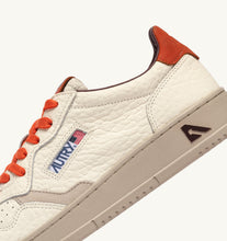 Charger l'image dans la galerie, Autry Sneakers Medalist 01 Low Leather Suede Pumpkin NE17