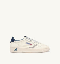 Charger l'image dans la galerie, Autry Sneakers Medalist 01 Low Leather Suede Blue NE20