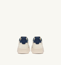 Charger l'image dans la galerie, Autry Sneakers Medalist 01 Low Leather Suede Blue NE20