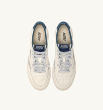 Charger l'image dans la galerie, Autry Sneakers Medalist 01 Low Leather Suede Blue NE20