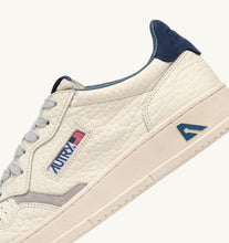Charger l'image dans la galerie, Autry Sneakers Medalist 01 Low Leather Suede Blue NE20