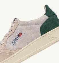 Charger l&#39;image dans la galerie, Autry Sneakers Medalist 01 Low Suede Sand Green TS19