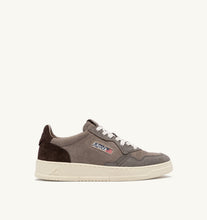 Charger l'image dans la galerie, Autry Sneakers Medalist 01 Low Leather Suede Taupe TS41