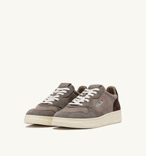 Charger l'image dans la galerie, Autry Sneakers Medalist 01 Low Leather Suede Taupe TS41