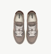Charger l'image dans la galerie, Autry Sneakers Medalist 01 Low Leather Suede Taupe TS41