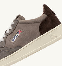 Charger l'image dans la galerie, Autry Sneakers Medalist 01 Low Leather Suede Taupe TS41
