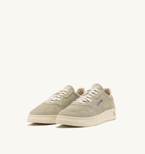 Charger l&#39;image dans la galerie, Autry Sneakers Medalist 01 Low Suede Papyrus UH02