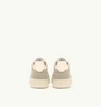 Charger l&#39;image dans la galerie, Autry Sneakers Medalist 01 Low Suede Papyrus UH02