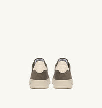 Charger l&#39;image dans la galerie, Autry Sneakers Medalist 01 Low Suede Mislet UH04