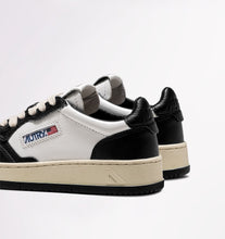 Charger l&#39;image dans la galerie, Autry Sneakers Medalist 01 Low Leather Black WB01