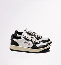 Charger l&#39;image dans la galerie, Autry Sneakers Medalist 01 Low Leather Black WB01