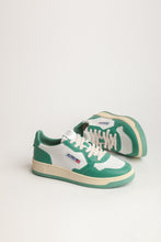 Charger l&#39;image dans la galerie, Autry Sneakers Medalist 01 Low Leather Malachi WB30