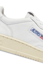 Charger l&#39;image dans la galerie, Autry Sneakers Medalist 01 Low Goat White GG04