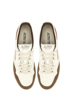 Charger l&#39;image dans la galerie, Autry Sneakers Medalist 01 Low Goat Suede Cigar GS34