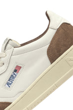 Charger l&#39;image dans la galerie, Autry Sneakers Medalist 01 Low Goat Suede Cigar GS34