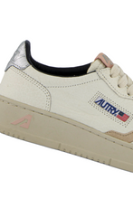 Charger l&#39;image dans la galerie, Autry Sneakers Medalist 01 Low Leather White LE18