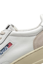 Charger l&#39;image dans la galerie, Autry Sneakers Medalist 01 Low Suede White LS33
