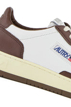 Charger l&#39;image dans la galerie, Autry Sneakers Medalist 01 Low Leather Chestnut WB46