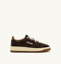 Charger l'image dans la galerie, Autry Sneakers Medalist 01 Low Leather Coprint Mustang Brown CJ01