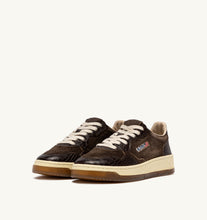 Charger l'image dans la galerie, Autry Sneakers Medalist 01 Low Leather Coprint Mustang Brown CJ01