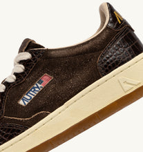 Charger l'image dans la galerie, Autry Sneakers Medalist 01 Low Leather Coprint Mustang Brown CJ01