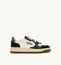 Charger l'image dans la galerie, Autry Sneakers Medalist 01 Low Leather Coprint Green CZ02