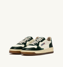 Charger l'image dans la galerie, Autry Sneakers Medalist 01 Low Leather Coprint Green CZ02