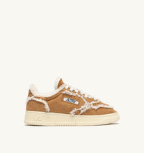 Charger l'image dans la galerie, Autry Sneakers Medalist 01 Low Suede Shearling Cognac GX01
