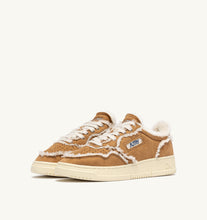 Charger l'image dans la galerie, Autry Sneakers Medalist 01 Low Suede Shearling Cognac GX01