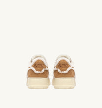 Charger l'image dans la galerie, Autry Sneakers Medalist 01 Low Suede Shearling Cognac GX01