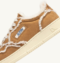 Charger l'image dans la galerie, Autry Sneakers Medalist 01 Low Suede Shearling Cognac GX01