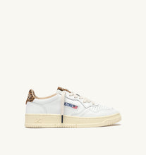 Charger l'image dans la galerie, Autry Sneakers Medalist 01 Low Leather College Leo Print HJ02