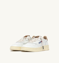 Charger l'image dans la galerie, Autry Sneakers Medalist 01 Low Leather College Leo Print HJ02