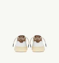 Charger l'image dans la galerie, Autry Sneakers Medalist 01 Low Leather College Leo Print HJ02