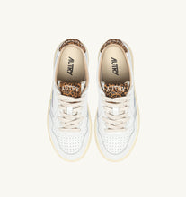 Charger l'image dans la galerie, Autry Sneakers Medalist 01 Low Leather College Leo Print HJ02