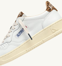 Charger l'image dans la galerie, Autry Sneakers Medalist 01 Low Leather College Leo Print HJ02