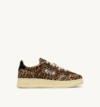 Charger l'image dans la galerie, Autry Sneakers Medalist 01 Low Pony Safari Leopard JA04