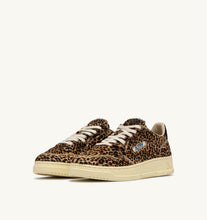 Charger l'image dans la galerie, Autry Sneakers Medalist 01 Low Pony Safari Leopard JA04