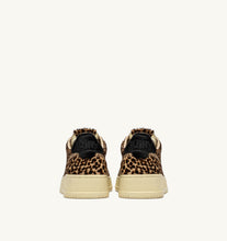 Charger l'image dans la galerie, Autry Sneakers Medalist 01 Low Pony Safari Leopard JA04