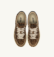 Charger l'image dans la galerie, Autry Sneakers Medalist 01 Low Pony Safari Leopard JA04